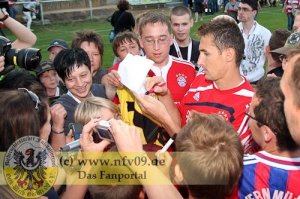 Miroslav Klose schreibt Autogramme