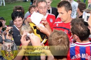 Miroslav Klose schreibt Autogramme