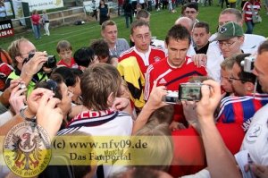Miroslav Klose schreibt Autogramme