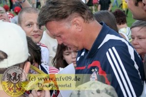 Louis van Gaal schreibt Autogramme
