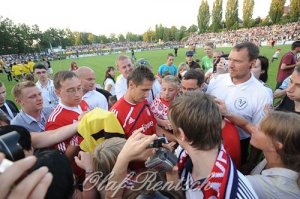 Miroslav Klose schreibt Autogramme