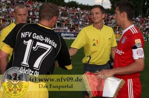 Wimpeltausch Tino Pietsch und Miroslav Klose