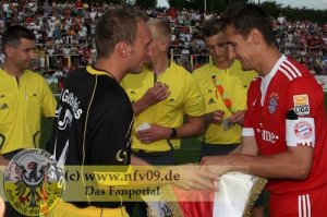 Wimpeltausch Tino Pietsch und Miroslav Klose
