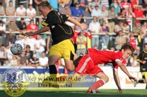 Jonathan Schneider gewinnt Zweikampf gegen Mario Erb